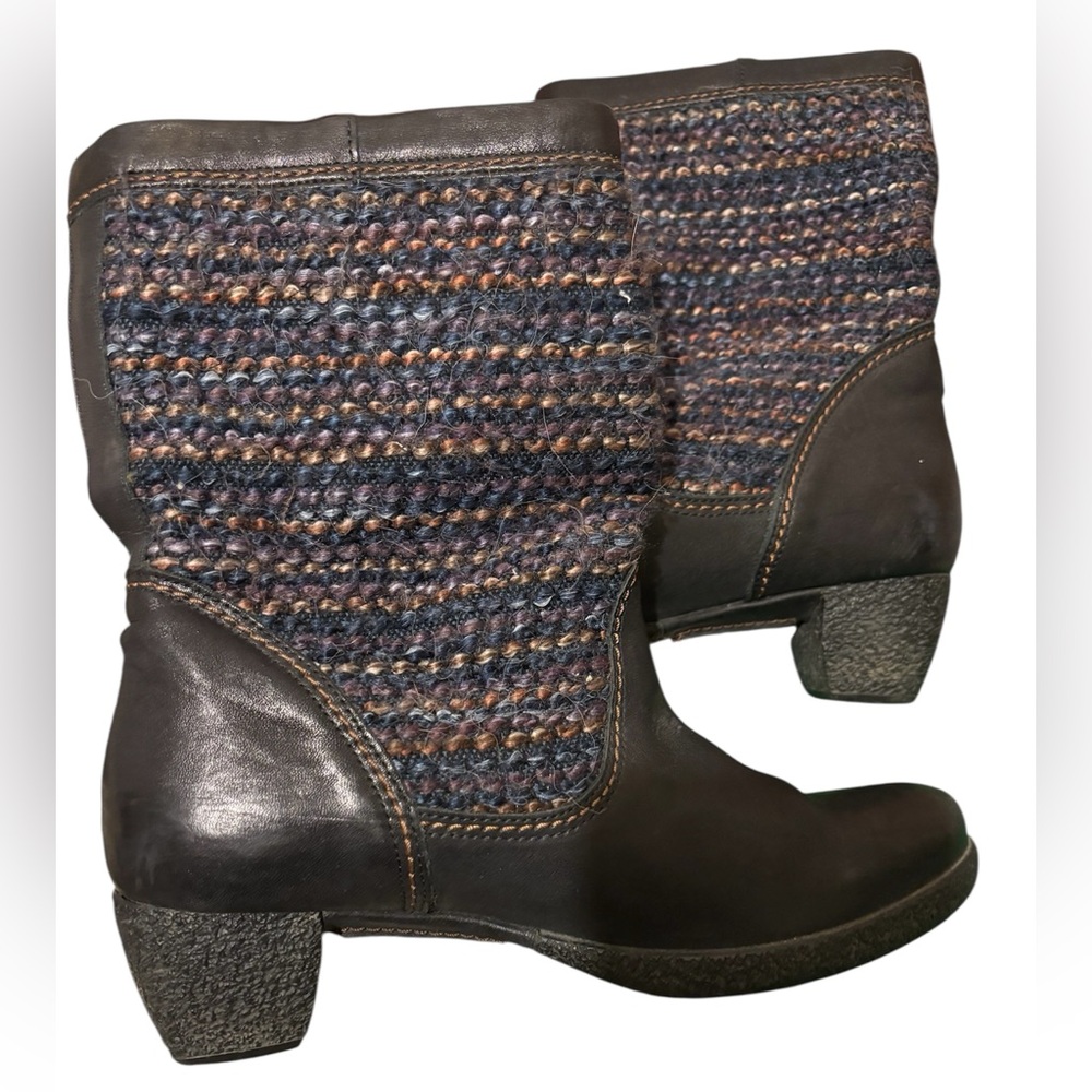 Think! Black leather ankle boots with navy blue woven knit. Size 38 (7.5) - Picture 4 of 7